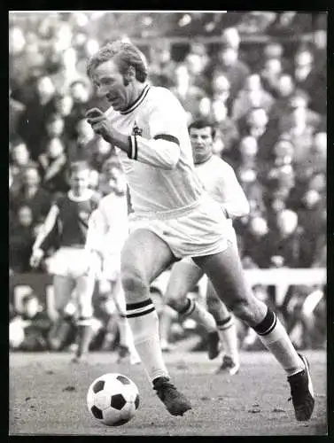 Fotografie Fussball-Bundesliga, Günter Netzer Spielmacher von Borussia M.-Gladbach treibt den Ball nach vorn