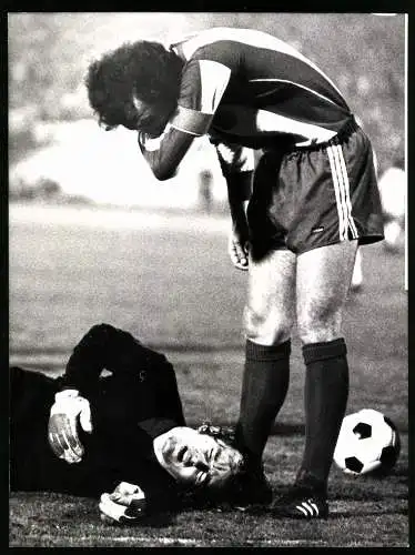 Fotografie Fussball-Bundesliga, 1.FC Köln vs. FC Bayern München, Franz Beckenbauer & Ersatztorwart Manfred Seifert 1972