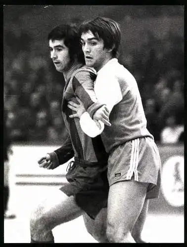 Fotografie Hallenfussball-Turnier, Berlin 1973, FC Bayern München vs. 1.FC Köln, Bayern Stürmer Gerd Müller & Kapellmann