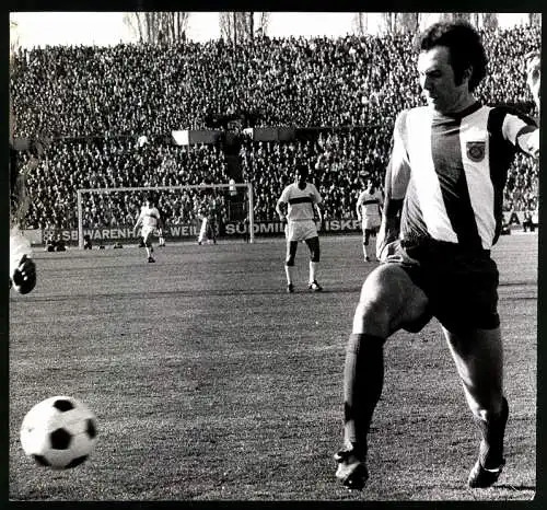 Fotografie Fussball-Bundesliga, VfB Stuttgart vs. FC Bayern München, Bayern Kapitän Franz Beckenbauer