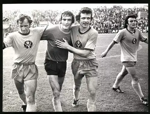 Fotografie Fussball-Bundesliga, Eintracht Braunschweig Spieler in den legendären Jägermeister-Trikot's, 1er Brustsponsor