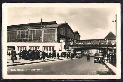 AK Berlin, Bahnhof Friedrichstrasse, Blick auf Bahnhof mit S-Bahn-Zeichen