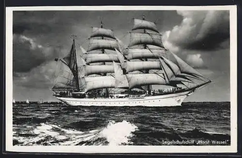 AK Segelschulschiff  mit geblähten Segeln