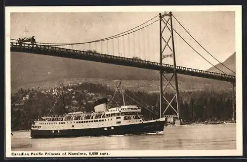 AK Passagierschiff Princess of Nanaimo and the Lions Gate Bridge at Vancouver