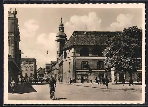 AK Marburg a. Drau, Burggasse im Sonnenschein, Fahrradfahrer