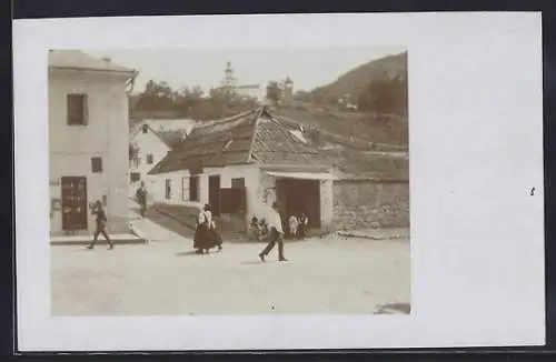 Foto-AK Visegrad, Strassenpartie im Ort, Passanten