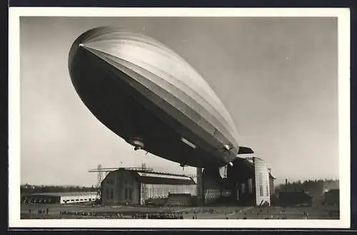 AK Aufstieg des Luftschiffes LZ 129 Hindenburg, Hangar