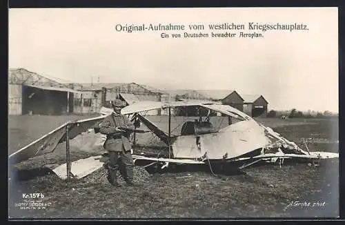 AK Deutscher Wachsoldat vor abgeschossenem feindlichen Flugzeug