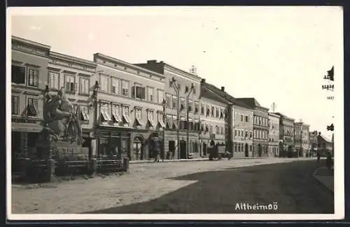 AK Altheim /O.Ö., Strassenpartie mit Denkmal