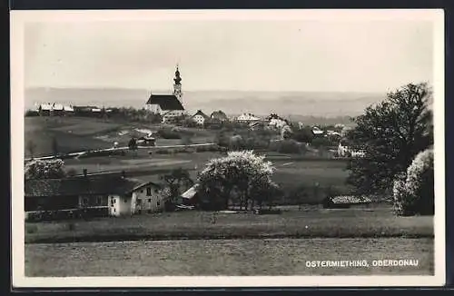 AK Ostermiething /Oberdonau, Totalansicht von einen Berg aus