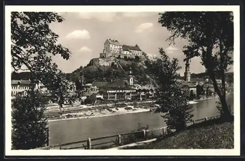 AK Burghausen a. d. Salzach, Uferpartie mit Burg