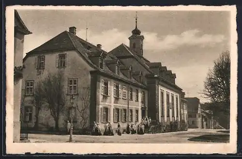 AK Königsfeld i. Schwarzwald, Geistliche vor der Kirche