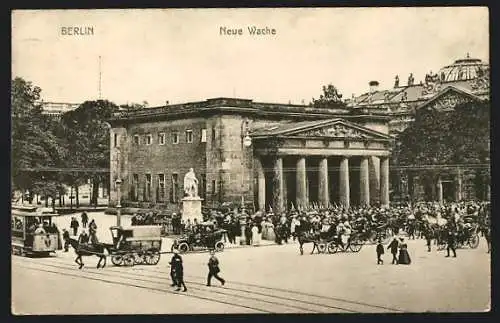 AK Berlin, Neue Wache mit Strassenbahn, Automobil u. Kutschen