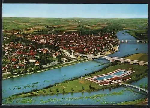 AK Kitzingen am Main, Gesamtansicht mit Schwimmbad und Mainbrücke, Fliegeraufnahme