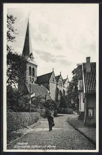 AK Herford, Blick auf die Stiftsberger Kirche, Strassenpartie mit Mann