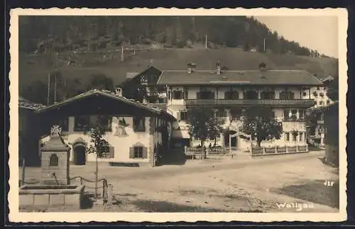 AK Wallgau, Kriegerdenkmal mit Gasthaus Post