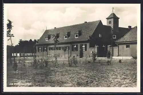 AK Prebelow /Kr. Neuruppin, Am Eingangstor der Jugendherberge