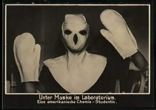 Fotografie unbekannter Fotograf und Ort, eine amerikanische Chemie-Studentin unter Maske im Laboratorium