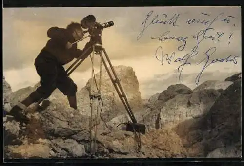 Fotografie unbekannter Fotograf und Ort, Wolfgang Gorter, dt. Bergpionier & Filmemacher mit Kamera, Autograph