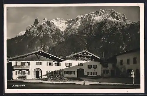 AK Mittenwald, Ortspartie mit Berg