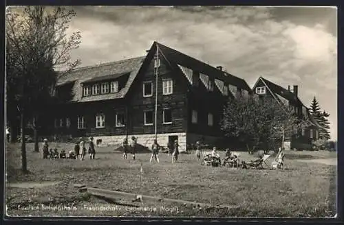 AK Grünheide /Vogtland, Kindererholungsheim Freundschaft, mit Kindern im Garten
