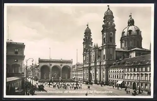 AK München, Odeonsplatz mit Feldherrnhalle und Theatinerkirche