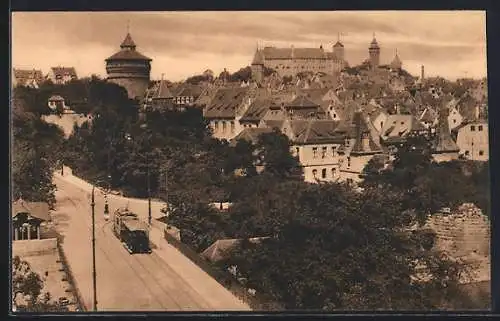 AK Nürnberg, Strassenpartie mit Strassenbahn und Schloss vom Hallertor aus