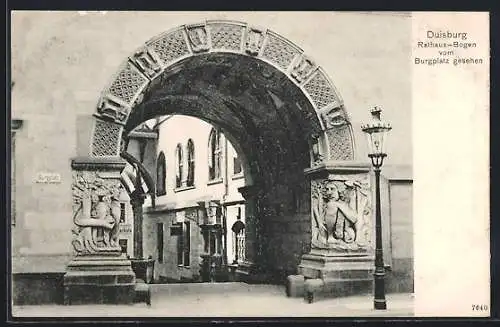 AK Duisburg, Rathaus-Bogen vom Burgplatz gesehen