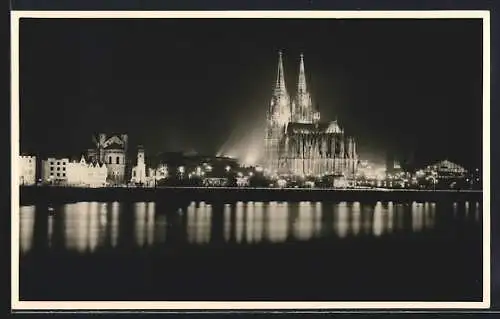 Foto-AK Köln, Uferpartie mit Dom bei Nacht