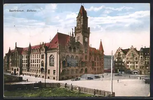 AK Saarbrücken, Strassenpartie mit Rathaus und Denkmal