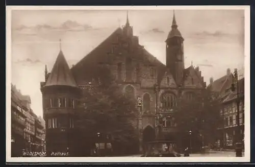 AK Hildesheim, Rathaus und Brunnen auf dem Vorplatz