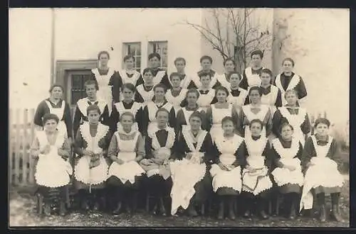 Foto-AK Hechingen, Haushaltungsschule, Gruppenbild