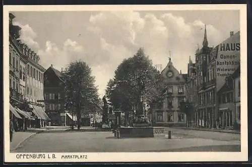 AK Offenburg i. B., Marktplatz mit Geschäften und Brunnen