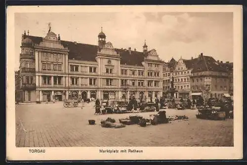 AK Torgau, Marktplatz mit Rathaus und Ständen