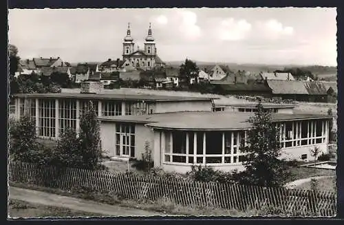 AK Waldsassen /Opf., Michaels-Kinderheim, Im Hintergrund Kirche