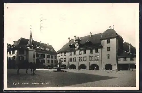 AK Thun, Rathausplatz mit Brunnen