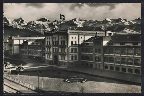 AK Thun, Blick auf die Kaserne, im Hintergrund die Alpenkette Eiger, Mönch, Jungfrau bis Blümlisalp