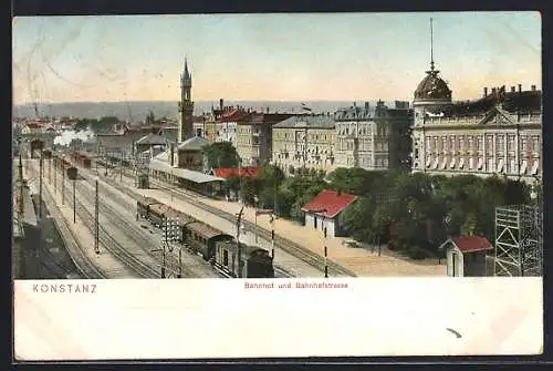 AK Konstanz / Bodensee, Bahnhof und Bahnhofstrasse mit Eisenbahnen