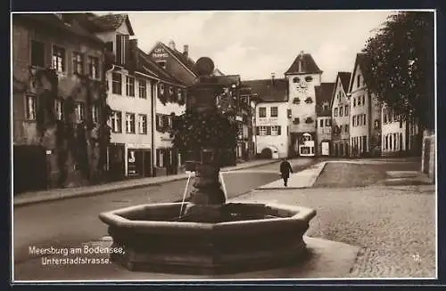 AK Meersburg am Bodensee, Unterstadtstrasse mit Geschäften und Brunnen