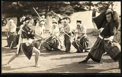 Fotografie unbekannter Fotograf und Ort, japanische Samurai im Zweikampf mit Katana, Kabuki