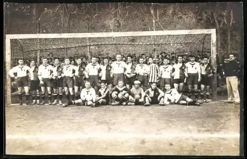 Fotografie unbekannter Fotograf und Ort, junge Burschen einer Berliner Fussball Mannschaft vor dem Tor, Rückseite Namen