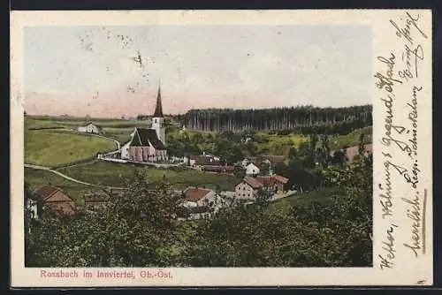 AK Rossbach /O.-Oe., Ortsansicht mit Kirche und umliegenden Wäldern