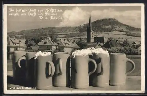AK Staffelstein / Lichtenfels, Schäumende Bierkrüge vor Ortspanorama
