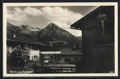 AK Fischen / Allgäu, Ortspartie mit Kruzifix u. Bergpanorama