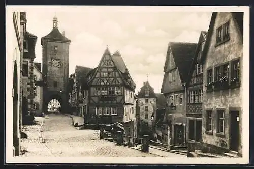 AK Rothenburg / Tauber, am Plönlein mit Stadttor