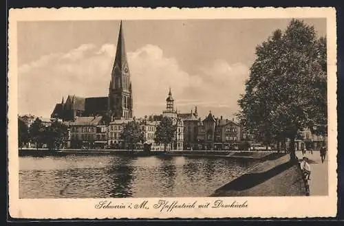 AK Schwerin / Mecklenburg, Blick auf die Domkirche am Pfaffenteich