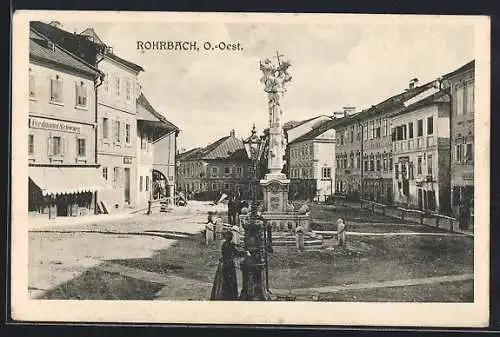 AK Rohrbach /O.-Oest., Geschäftshaus Ferdinand Schwarz und Denkmal am Platz