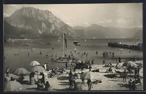 AK Gmunden /O.Ö., Badegäste im Strandbad geg. d. Traunstein