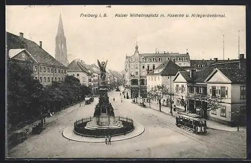 AK Freiburg, Kaiser Wilhelmsplatz mit Kaserne und Kriegerdenkmal, Strassenbahn