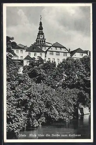 AK Glatz, Blick über die Neisse zum Rathaus, Partie am Flussufer